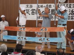 ＮＰＯ法人磐田鮫島震災水対策センターによる、水確保の仕組みを寸劇を交えて紹介しました。